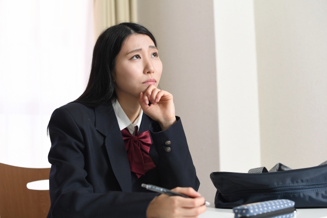 悩む生徒